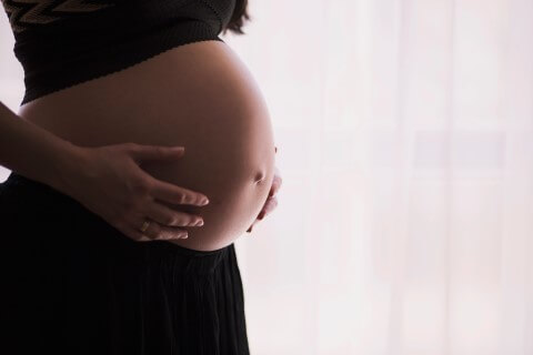 Schwange Frau mit Babybauch